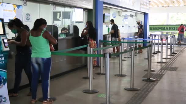 ブラジルのバヒア州サラドール発 2021年7月27日 バス会社のブースで サルバドール市内の州間旅行のチケットを購入する人 — ストック動画