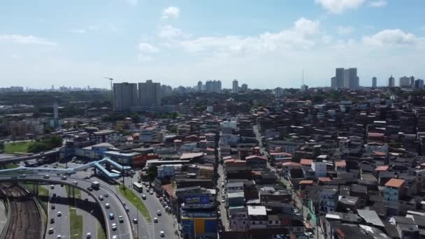 ブラジルのバヒア州サルヴァドール 2021年11月24日 サルバドール市のペルナンブス地区のスラム街における低所得者向け住宅の見方 — ストック動画