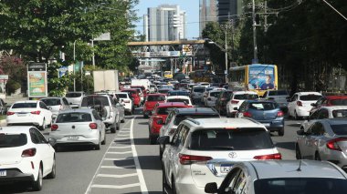 Salvador, Bahia, Brezilya - 12 Kasım 2021: Salvador şehrinde bir caddede araç trafiği.