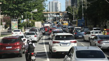 Salvador, Bahia, Brezilya - 12 Kasım 2021: Salvador şehrinde bir caddede araç trafiği.