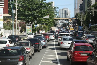 Salvador, Bahia, Brezilya - 12 Kasım 2021: Salvador şehrinde bir caddede araç trafiği.