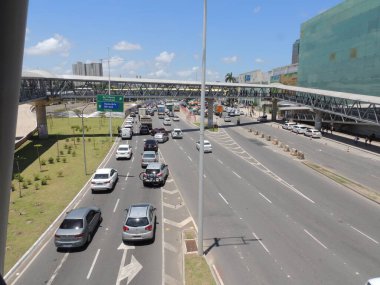 Salvador, Bahia, Brezilya - 12 Kasım 2021: Salvador şehrinde bir caddede araç trafiği.