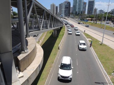 Salvador, Bahia, Brezilya - 12 Kasım 2021: Salvador şehrinde bir caddede araç trafiği.