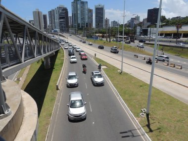 Salvador, Bahia, Brezilya - 12 Kasım 2021: Salvador şehrinde bir caddede araç trafiği.