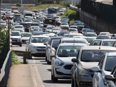 Salvador, Bahia, Brezilya - 12 Kasım 2021: Salvador şehrinde bir caddede araç trafiği.