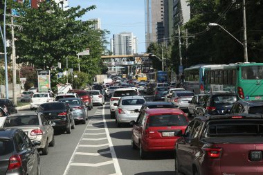 Salvador, Bahia, Brezilya - 12 Kasım 2021: Salvador şehrinde bir caddede araç trafiği.