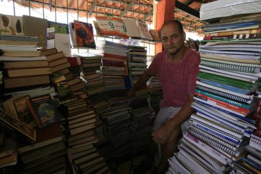 Salvador, Bahia, Brezilya - 11 Ocak 2017: Salvador kentindeki bir halk kütüphanesinde kitap deposu.
