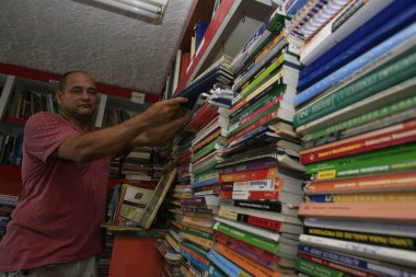 Salvador, Bahia, Brezilya - 11 Ocak 2017: Salvador kentindeki bir halk kütüphanesinde kitap deposu.