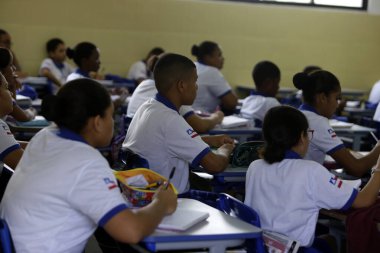 dias d 'avila, bahia, brezilya - Temmuz 7 2019: Dias D' Avila şehrinde Bahia askeri polisiyle ortak yönetimi olan belediye öğrencisi.