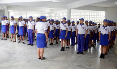 dias d 'avila, bahia, brezilya - Temmuz 7 2019: Dias D' Avila şehrinde Bahia askeri polisiyle ortak yönetimi olan belediye öğrencisi.