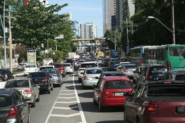 Salvador, Bahia, Brezilya - 12 Kasım 2021: Salvador şehrinde bir caddede araç trafiği.