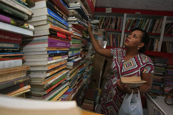 Salvador, Bahia, Brezilya - 11 Ocak 2017: Salvador kentindeki bir halk kütüphanesinde kitap deposu.