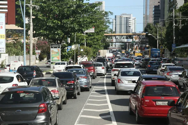 Salvador, Bahia, Brezilya - 12 Kasım 2021: Salvador şehrinde bir caddede araç trafiği.