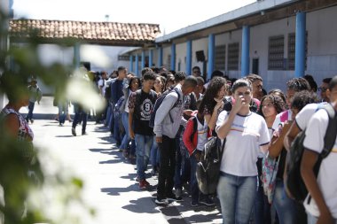 Santo Antonio de Jesus, Bahia, Brezilya - 7 Ağustos 2019: Öğrenciler Santo Antonio de Jesus şehrindeki bir devlet okulunun bahçesinde görüldü..