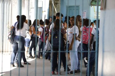 Santo Antonio de Jesus, Bahia, Brezilya - 7 Ağustos 2019: Öğrenciler Santo Antonio de Jesus şehrindeki bir devlet okulunun bahçesinde görüldü..