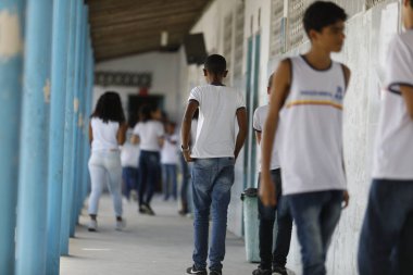 Santo Antonio de Jesus, Bahia, Brezilya - 7 Ağustos 2019: Öğrenciler Santo Antonio de Jesus şehrindeki bir devlet okulunun bahçesinde görüldü..