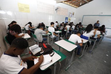 Santo Antonio de Jesus, Bahia, Brezilya - 7 Ağustos 2019: Öğrenciler Santo Antonio de Jesus şehrindeki bir devlet okulunun bahçesinde görüldü..