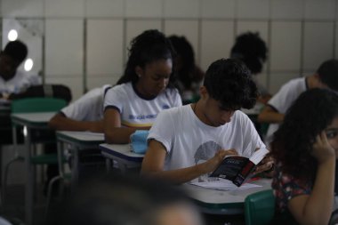Santo Antonio de Jesus, Bahia, Brezilya - 7 Ağustos 2019: Öğrenciler Santo Antonio de Jesus şehrindeki bir devlet okulunun bahçesinde görüldü..