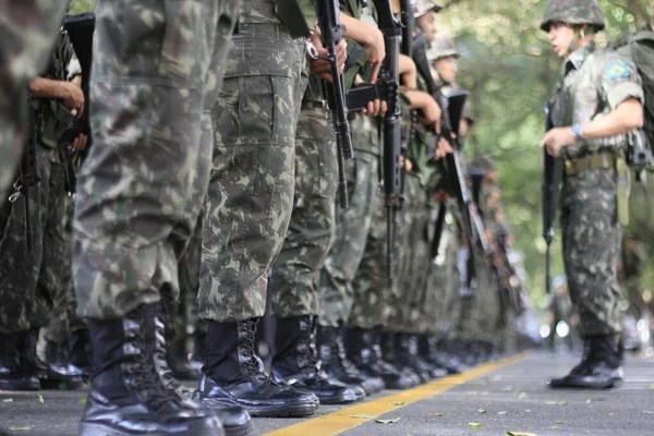 2015年9月7日ブラジル バヒア州サルバドル市でのブラジル独立軍のパレード中にブラジル軍兵士が見られる — ストック写真