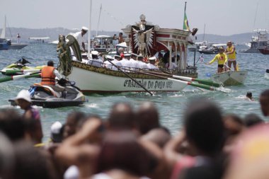 Salvador, Bahia, Brezilya - 1 Ocak 2015: Salvador 'daki Baia de Todos os Santos' ta denizi geçtikten sonra Boa Viagem plajında Bom Jesus dos Navegantes 'in resmi.