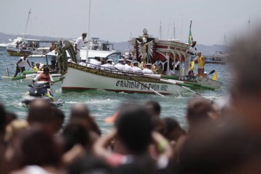 Salvador, Bahia, Brezilya - 1 Ocak 2015: Salvador 'daki Baia de Todos os Santos' ta denizi geçtikten sonra Boa Viagem plajında Bom Jesus dos Navegantes 'in resmi.