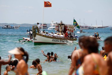 Salvador, Bahia, Brezilya - 1 Ocak 2016: Salvador 'daki Baia de Todos os Santos' ta denizi geçtikten sonra Boa Viagem plajında Bom Jesus dos Navegantes 'in resmi.