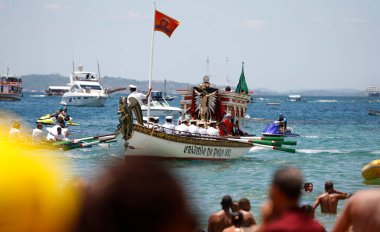 Salvador, Bahia, Brezilya - 1 Ocak 2016: Salvador 'daki Baia de Todos os Santos' ta denizi geçtikten sonra Boa Viagem plajında Bom Jesus dos Navegantes 'in resmi.