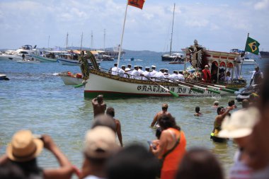 Salvador, Bahia, Brezilya - 1 Ocak 2017: Salvador 'daki Baia de Todos os Santos' ta denizi geçtikten sonra Boa Viagem plajında Bom Jesus dos Navegantes 'in resmi.