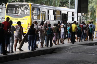 Salvador, Bahia, Brezilya - 4 Nisan 2013: Salvador 'daki Piraja istasyonunda halk otobüsü bekleyen yolcular. 