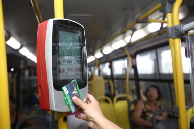Salvador, Bahia, Brezilya - 8 Eylül 2017: kişi Salvador 'da toplu taşıma otobüsü için elektronik kart kullanıyor.. 