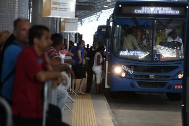 Salvador, Bahia, Brezilya - 8 Eylül 2017: Salvador kentindeki Mussurunga istasyonunda bir toplu taşıma otobüsüne binen yolcular