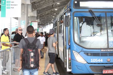 Salvador, Bahia, Brezilya - 8 Eylül 2017: Salvador kentindeki Mussurunga istasyonunda bir toplu taşıma otobüsüne binen yolcular