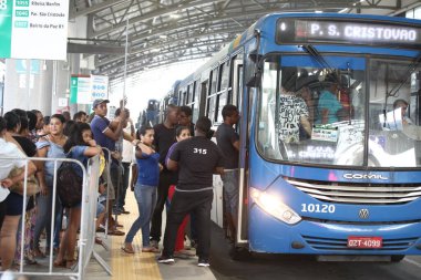 Salvador, Bahia, Brezilya - 8 Eylül 2017: Salvador kentindeki Mussurunga istasyonunda bir toplu taşıma otobüsüne binen yolcular