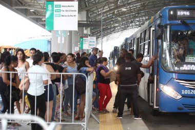 Salvador, Bahia, Brezilya - 8 Eylül 2017: Salvador kentindeki Mussurunga istasyonunda bir toplu taşıma otobüsüne binen yolcular