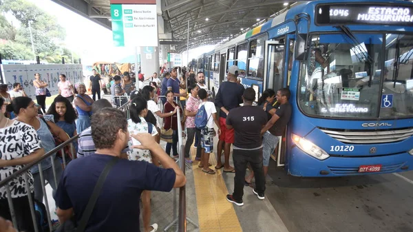 Salvador, Bahia, Brezilya - 8 Eylül 2017: Salvador kentindeki Mussurunga istasyonunda bir toplu taşıma otobüsüne binen yolcular