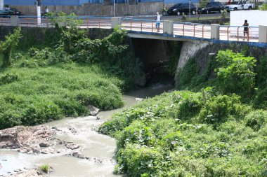Itabuna, Bahia, Brezilya - 2 Mart 2012: Itabuna şehrindeki Cachoeira nehrinin yatağına dökülen kanalizasyon suyu.