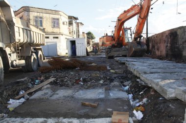 Salvador, Bahia, Brezilya - 2 Mayıs 2013: İşçiler Salvador 'daki Rua Nilo Pecanha kanalizasyon kazanı için tamirat yapıyorlar.