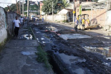Salvador, Bahia, Brezilya - 2 Mayıs 2013: İşçiler Salvador 'daki Rua Nilo Pecanha kanalizasyon kazanı için tamirat yapıyorlar.