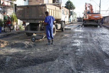 Salvador, Bahia, Brezilya - 2 Mayıs 2013: İşçiler Salvador 'daki Rua Nilo Pecanha kanalizasyon kazanı için tamirat yapıyorlar.