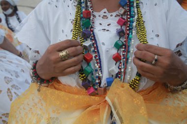Salvador, Bahia, Brezilya - 21 Kasım 2021: Baiana kadınları, Salvador şehrindeki Karnaval 'ı protesto etmek için Farol da Barra yakınlarında görüldüler..