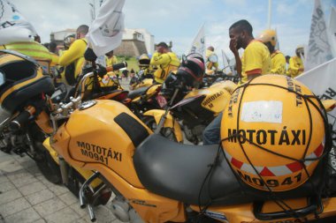 Salvador, Bahia, Brezilya - 21 Kasım 2021: Salvador şehrinde karnaval gerçekleştirilmesi talebiyle bir protesto sırasında motosikletli taksi şoförleri görüldü..