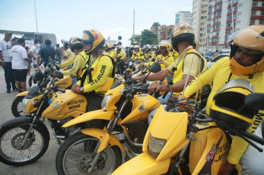 Salvador, Bahia, Brezilya - 21 Kasım 2021: Salvador şehrinde karnaval gerçekleştirilmesi talebiyle bir protesto sırasında motosikletli taksi şoförleri görüldü..