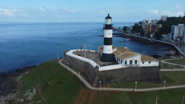 Salvador, Bahia, Brezilya - 21 Kasım 2021: Salvador 'daki Forte de Santo Antonio - Farol da Barra' nın hava manzarası.