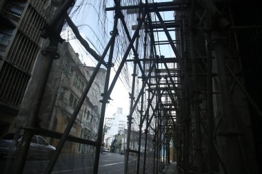 Salvador, Bahia, Brezilya - 20 Kasım 2021: Salvador şehrindeki bir binanın tadilatı altında yapı iskelesi.