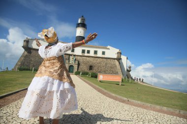 Salvador, Bahia, Brezilya - 21 Kasım 2021: Baiana kadınları, Salvador şehrindeki Karnaval 'ı protesto etmek için Farol da Barra yakınlarında görüldüler..