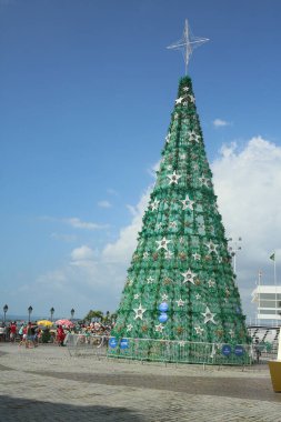 Salvador, Bahia, Brezilya - 20 Kasım 2021: Evcil hayvan şişelerinden ve geri dönüşümlü malzemeden yapılmış Noel ağacı Salvador 'daki Praca Tome de Sousa' da sergileniyor.
