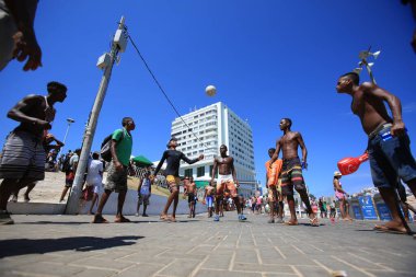 Salvador, Bahia, Brezilya - 9 Şubat 2016: Salvador 'da Barra Mahallesi' nde işten önce karnaval parti çalışanları top oynarken görülüyor.