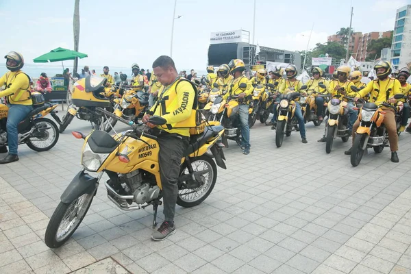 2021年11月21日 在萨尔瓦多市举行的一场要求举办狂欢节的抗议活动中 人们看到了摩托车出租车司机 — 图库照片