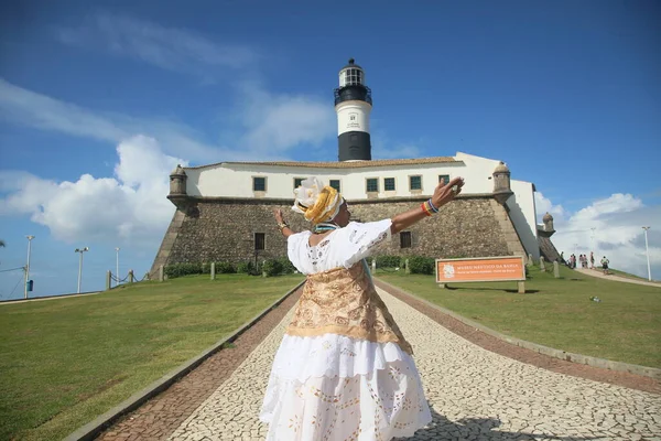 Salvador, Bahia, Brezilya - 21 Kasım 2021: Baiana kadınları, Salvador şehrindeki Karnaval 'ı protesto etmek için Farol da Barra yakınlarında görüldüler..