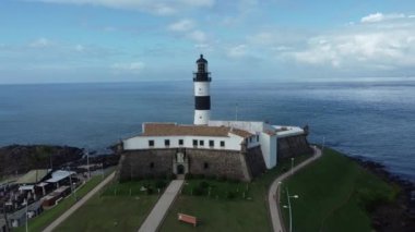 Salvador, Bahia, Brezilya - 21 Kasım 2021: Salvador 'daki Forte de Santo Antonio - Farol da Barra' nın hava manzarası.